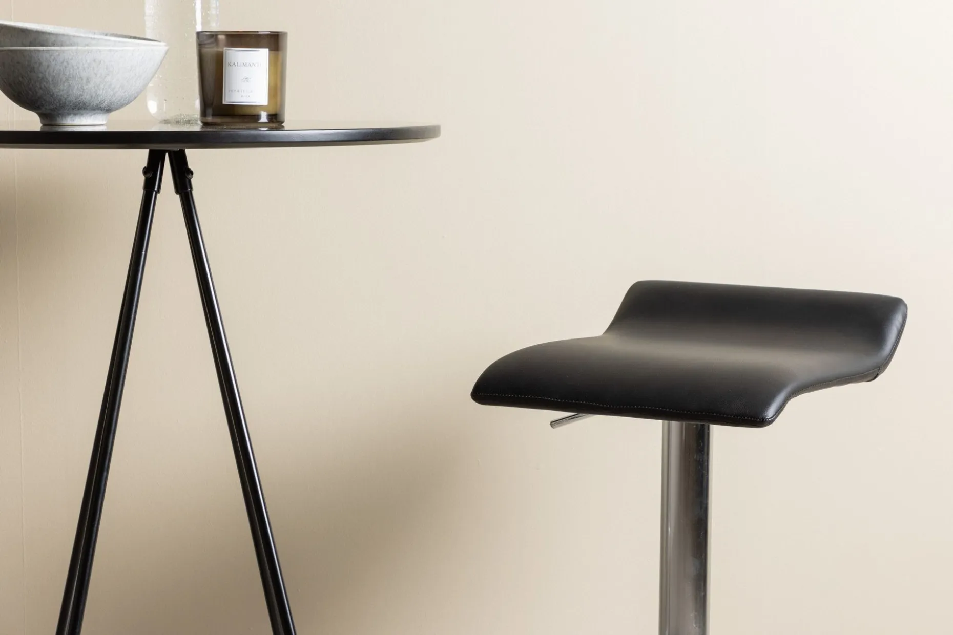 Bistro Spisegruppe 60 cm Rund med 2 Jonna Stoler