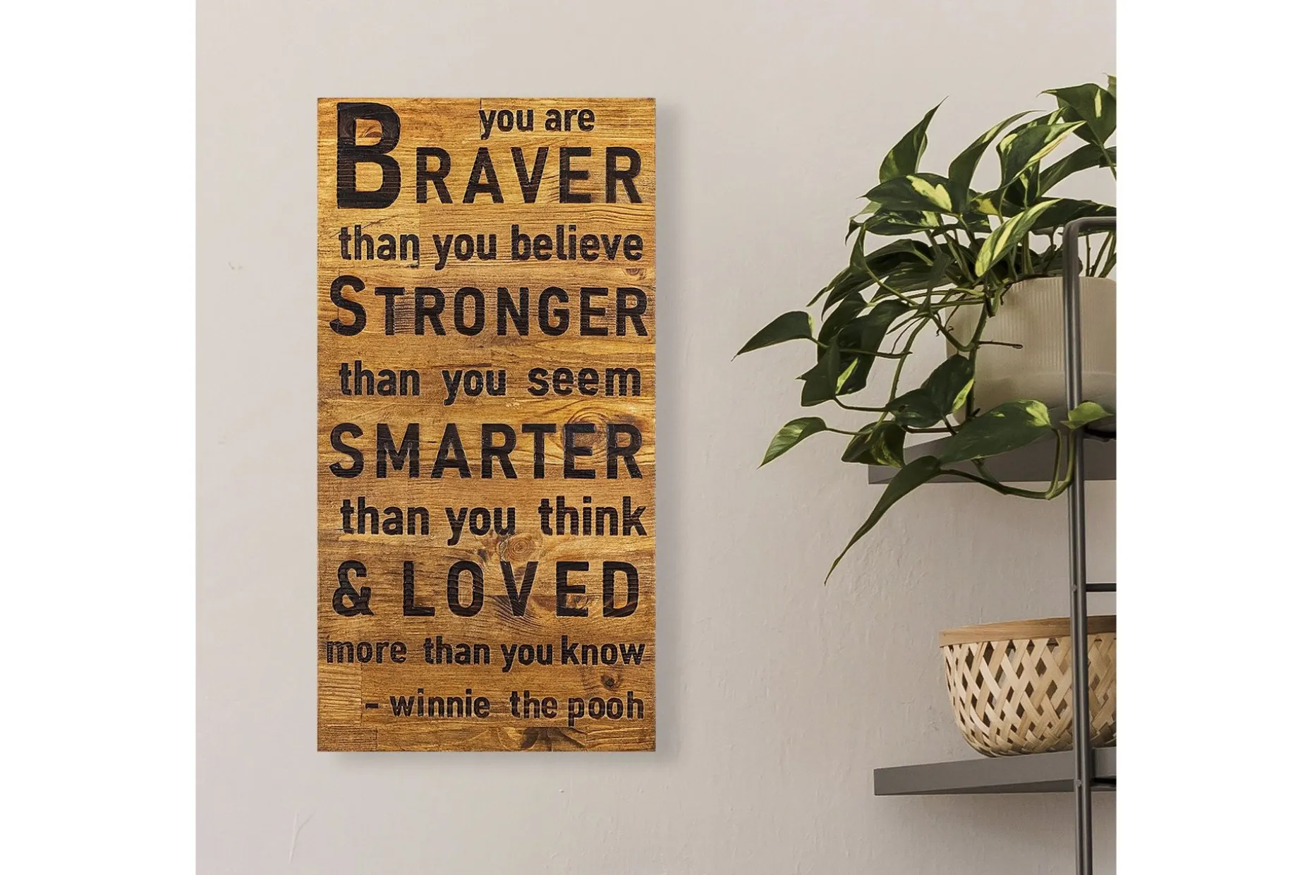 Braver Stronger Smarter Loved Veggdekor