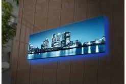Lerretsbilde med LED-belysning 30x90 cm - Bysilhuett med moderne skyskrapere ved vannkanten