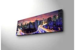 Lerretsbilde med LED-belysning 30x90 cm - Bysilhuett i skumringen med lysstråler fra veiene