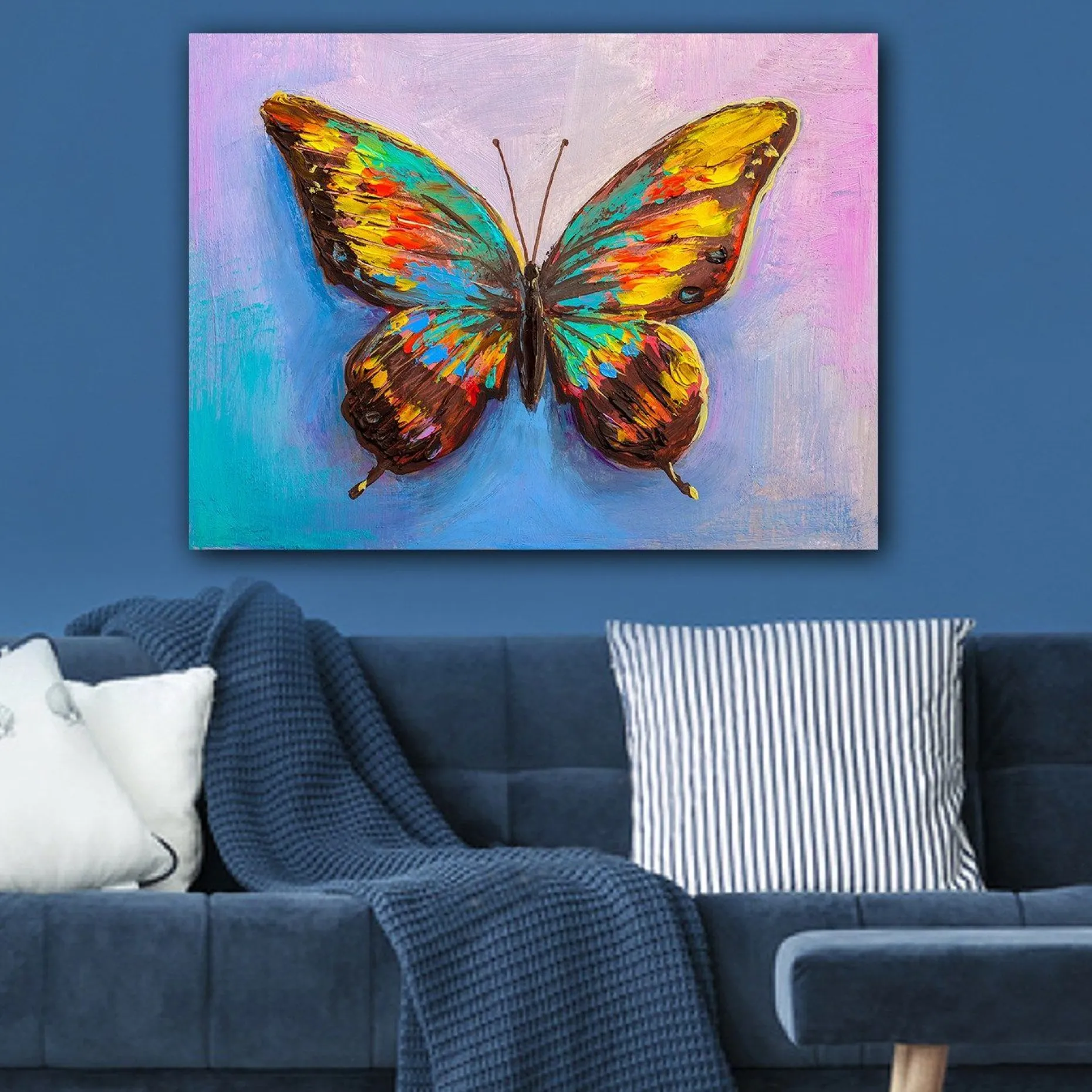 Lerretsbilde 70x100 cm - Fargerik sommerfugl med detaljerte vinger