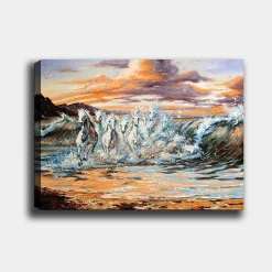 Lerretsbilde 70x100 cm - Fem hvite hester galopperer gjennom bølgene ved solnedgang