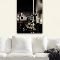 Lerretsbilde 70x100 cm - Vintage telefon med metalldetaljer og et elegant design