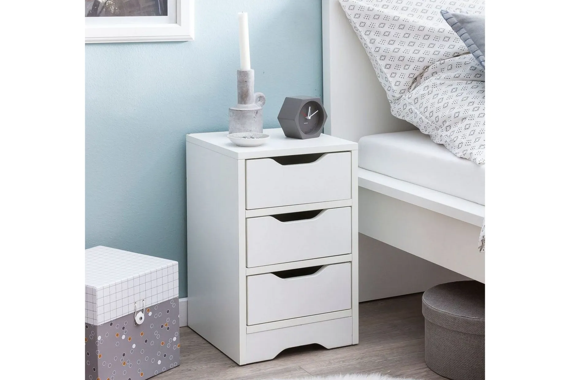 Nattbord Wohnling med 3 skuffer i et enkelt, moderne design for rammemadrass Hvit