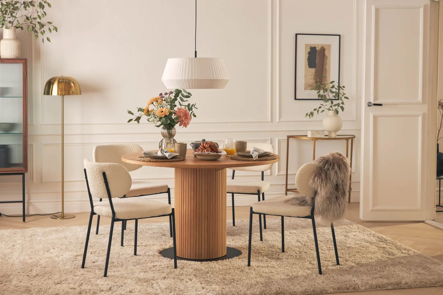 Noira Spisebord 120 cm Valnøtt Rundt med 4 Gemmiano Spisestoler