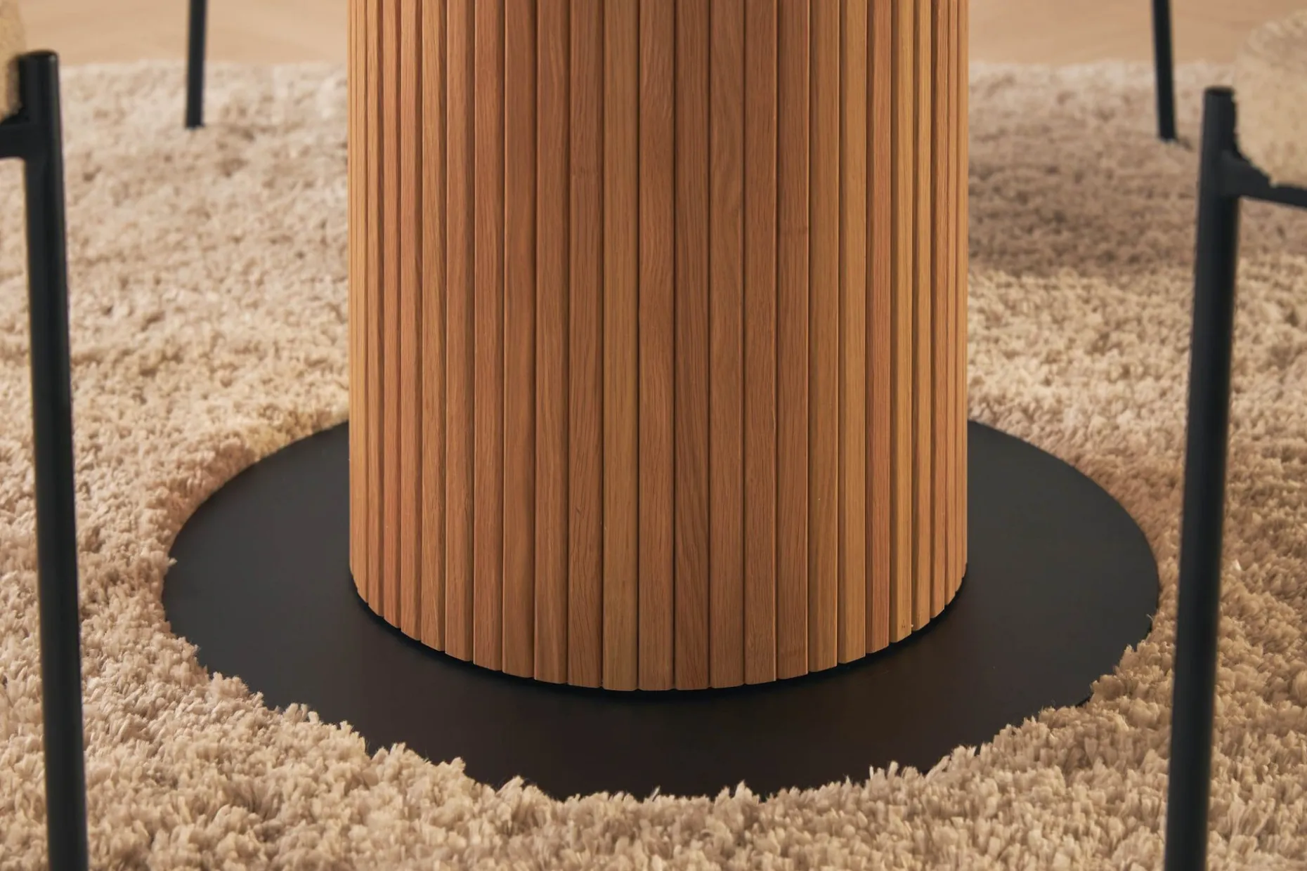 Noira Spisebord 120 cm Valnøtt Rundt med 4 Gemmiano Spisestoler