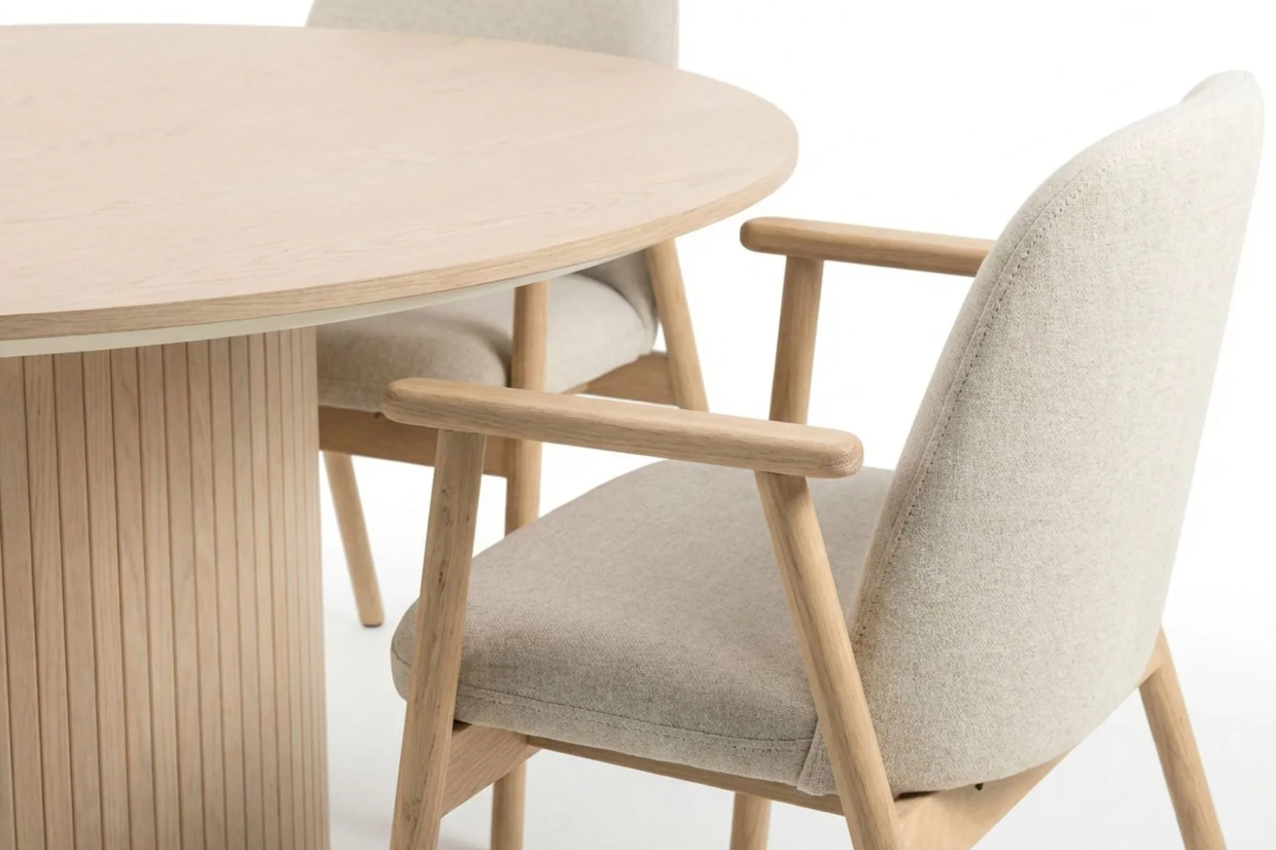 Spisegruppe Bark Kopparbo rundt spisebord 180 cm hvitlasert med 6 Reciclar spisestoler Lys eik|Beige