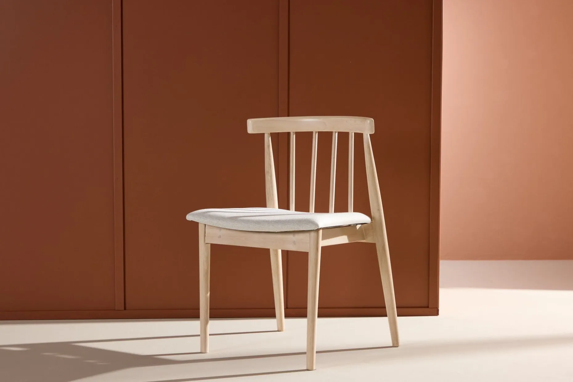 Spisestol uten armlener Peach Flora spisestol - Whitewash-ben / Beige stoff Hvitvasket