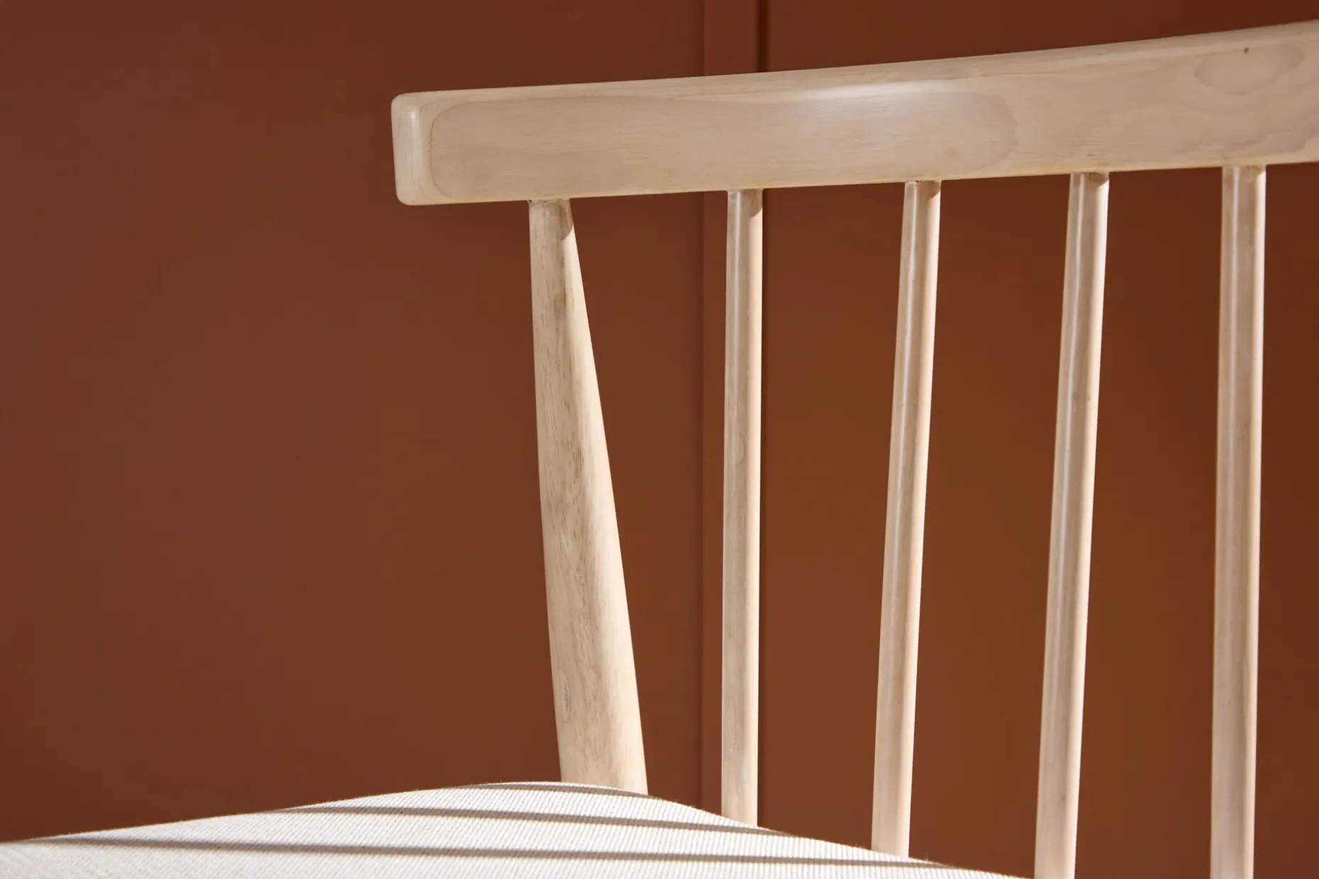 Spisestol uten armlener Peach Flora spisestol - Whitewash-ben / Beige stoff Hvitvasket